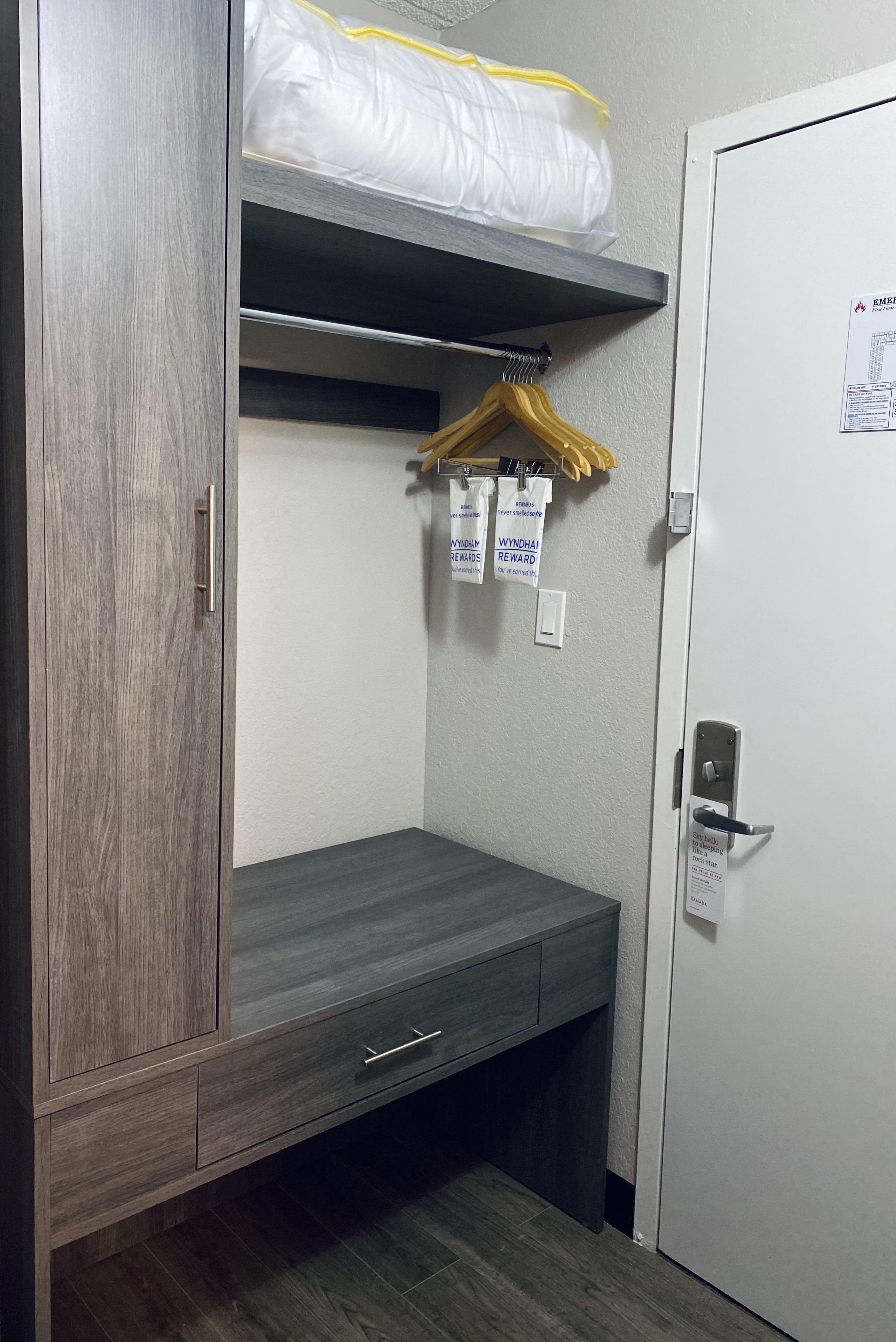 מלון וינזדור לוקס Ramada By Wyndham Hartford North - Bradley Airport מראה חיצוני תמונה