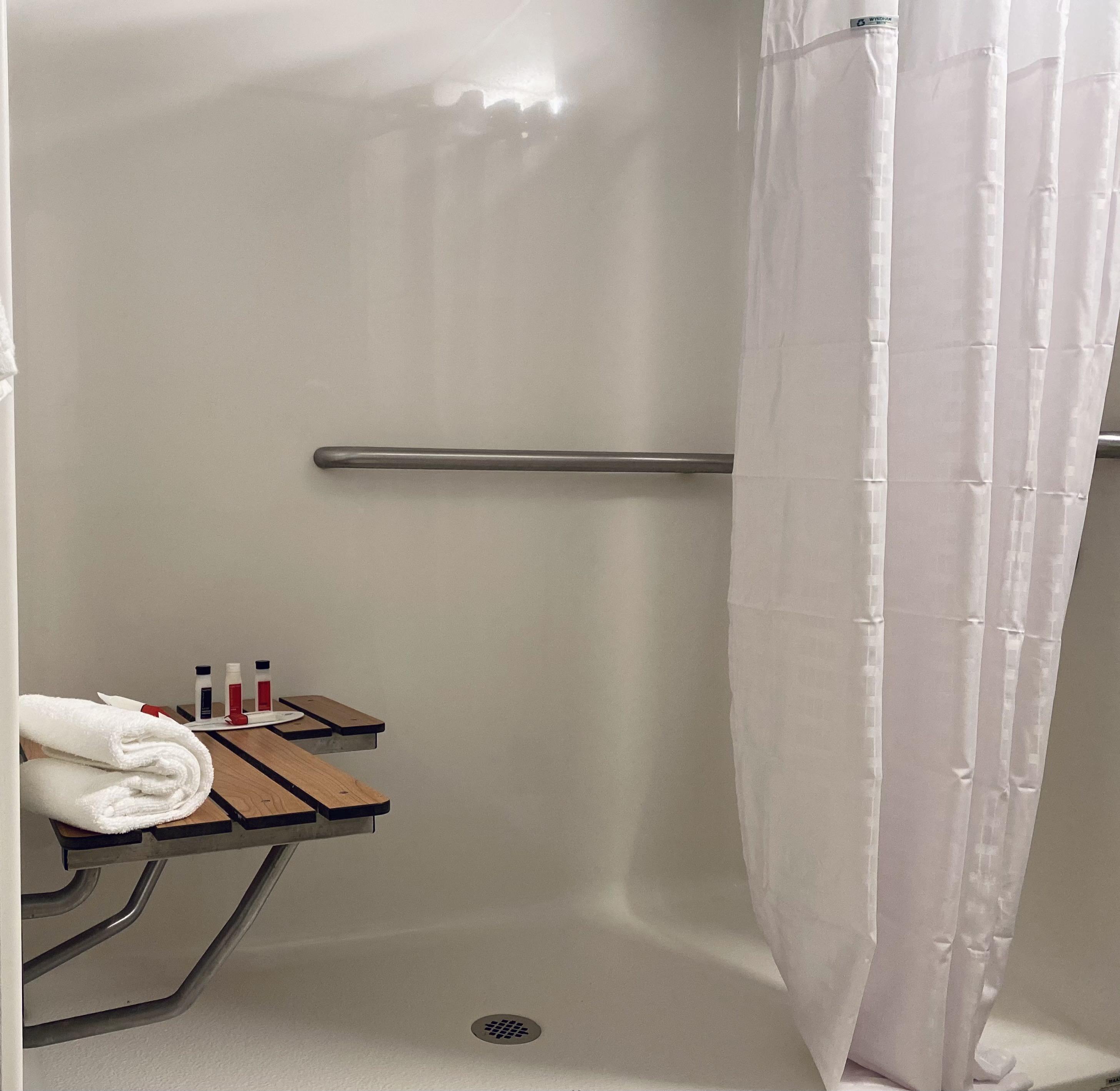 מלון וינזדור לוקס Ramada By Wyndham Hartford North - Bradley Airport מראה חיצוני תמונה