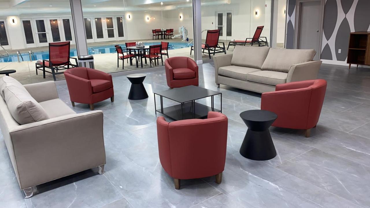 מלון וינזדור לוקס Ramada By Wyndham Hartford North - Bradley Airport מראה חיצוני תמונה