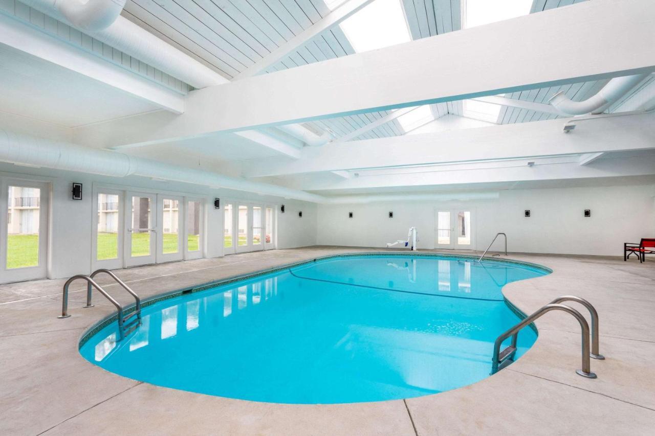 מלון וינזדור לוקס Ramada By Wyndham Hartford North - Bradley Airport מראה חיצוני תמונה