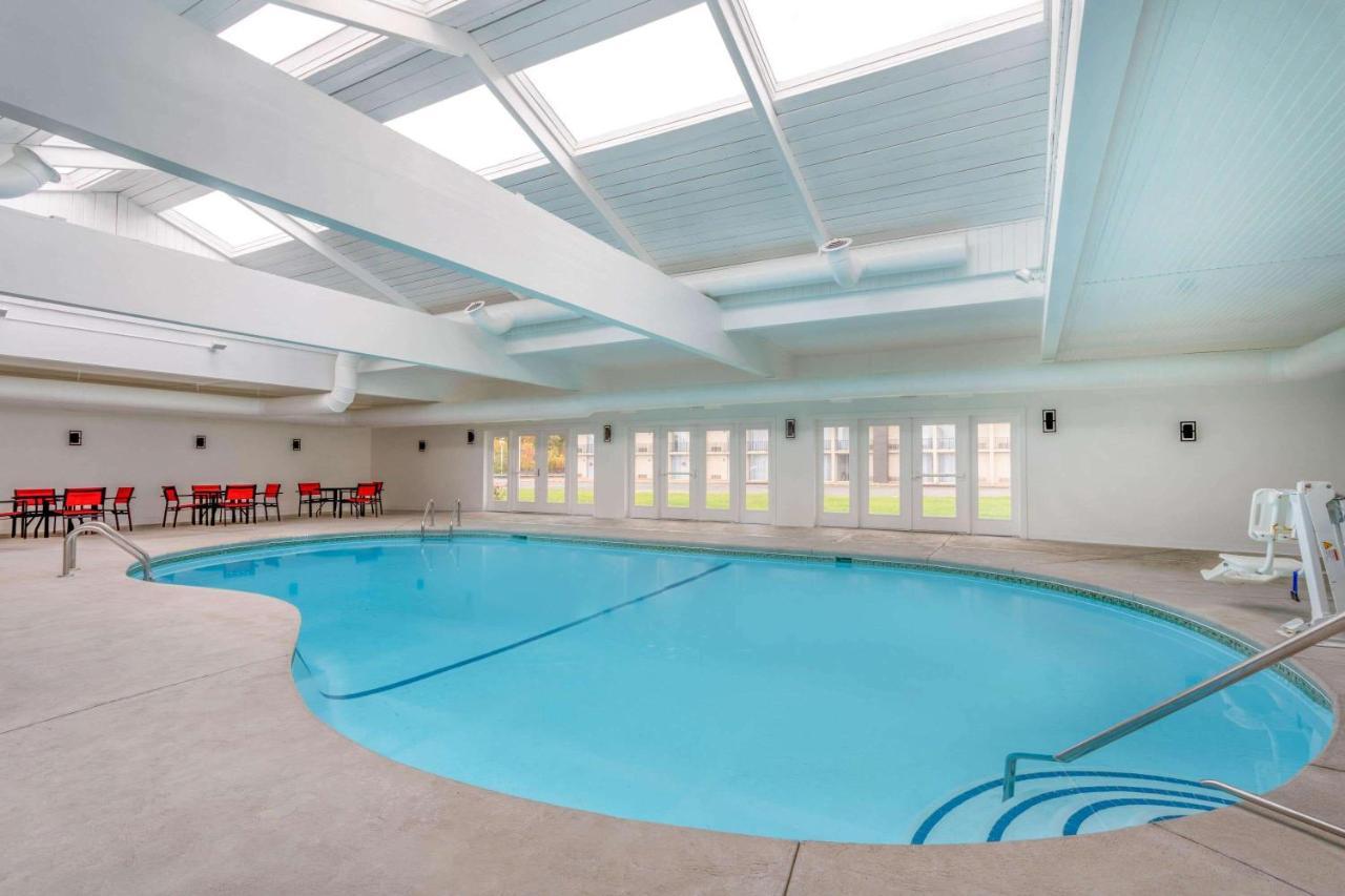 מלון וינזדור לוקס Ramada By Wyndham Hartford North - Bradley Airport מראה חיצוני תמונה