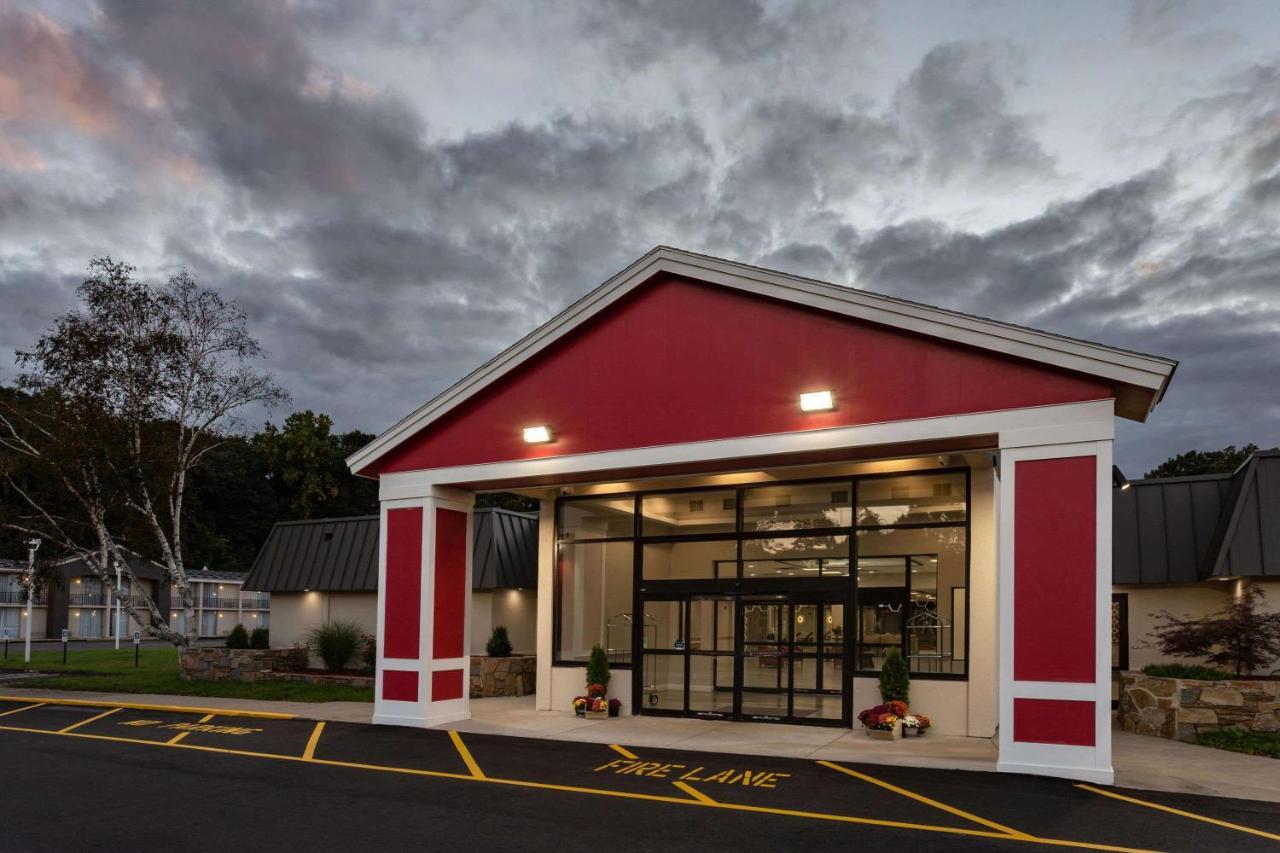 מלון וינזדור לוקס Ramada By Wyndham Hartford North - Bradley Airport מראה חיצוני תמונה