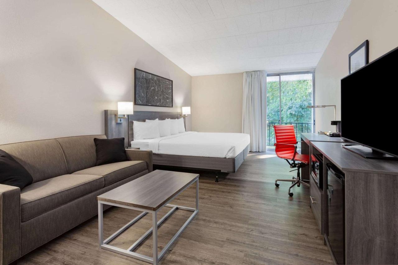 מלון וינזדור לוקס Ramada By Wyndham Hartford North - Bradley Airport מראה חיצוני תמונה