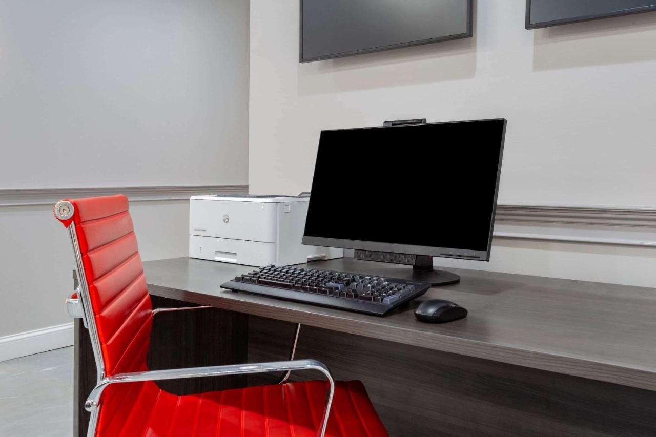מלון וינזדור לוקס Ramada By Wyndham Hartford North - Bradley Airport מראה חיצוני תמונה